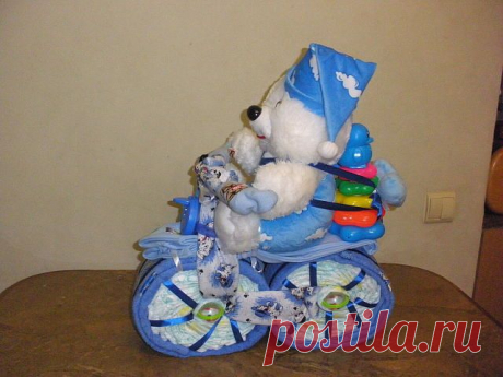 Велосипед из памперсов - идея подарка новорожденному.