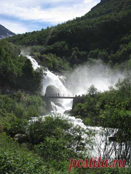Мост над водопадом Бриксдаль, Норвегия
