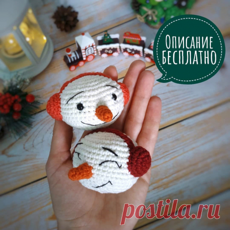 PDF Ёлочные шарики - снеговики крючком. FREE crochet pattern; Аmigurumi toy patterns. Амигуруми схемы и описания на русском. Вязаные игрушки и поделки своими руками #amimore - маленький снеговик к Новому году, снеговичок на ёлку, ёлочная игрушка, новогоднее украшение.