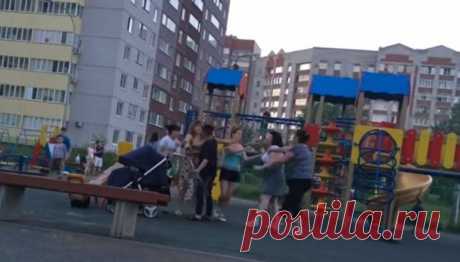 Пьяные мамки на детской площадке, устроили драку | Общество