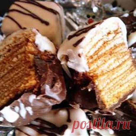 Баумкухен (Baumkuchen) - это особый и традиционный для немецкой кухни слоеный торт. Начинка и состав теста могут варьироваться. В данном рецепте вы получите потрясающий шоколадный торт, увеличенную версию популярного батончика Kit-Kat...