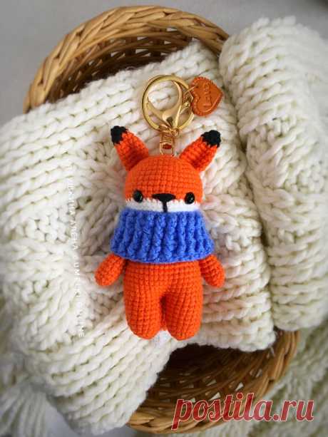 PDF Лисёнок Ён крючком. FREE crochet pattern; Аmigurumi toy patterns. Амигуруми схемы и описания на русском. Вязаные игрушки и поделки своими руками #amimore - лиса, лисица, маленький лисёнок в шарфе, лисичка.