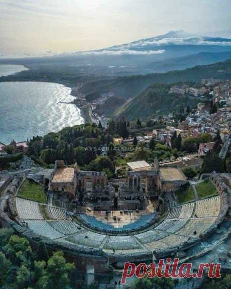 Пользователь Chris Keith сохранил этот пин на доску «Sicily»
Teatro antico Taormina Sicilia   |  Pinterest