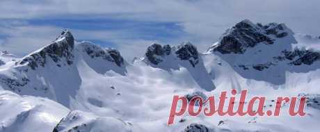 Фејсбук
Minin Bogaz (2398 m), Lučin Vrh (2396 m) and Bobotov Kuk (2523 m) from the summit of Čvorov Bogaz (2152 m), DURMITOR range, Montenegro.