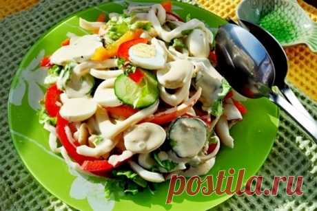 Салат из кальмаров с грибами и перепелиными яйцами, рецепт с фото Для этого блюда понадобятся грибы, можно использовать свежие шампиньоны.