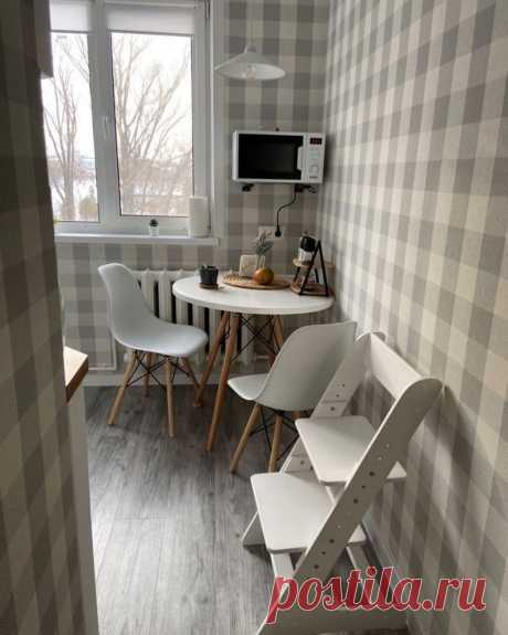 Простенькая кухня на 5,5м² в белом оформление по канонам современного стиля Простой, но такой знакомый интерьер небольшой кухни на 5,5м².