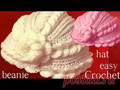 Gorro tejido con hojas superpuestas en relieve y flor a Crochet o Ganchillo