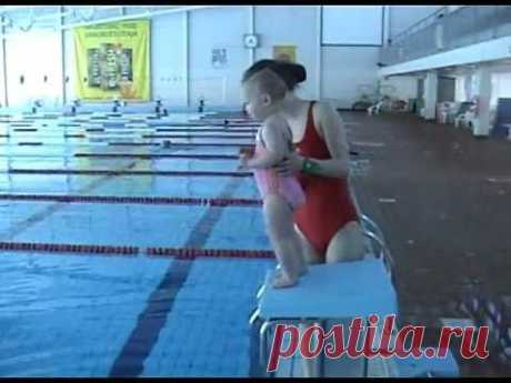 Удивительное видео: девочка, которой не исполнилось и двух лет, плавает в бассейне как рыба | Вокруг света | Среда обитания