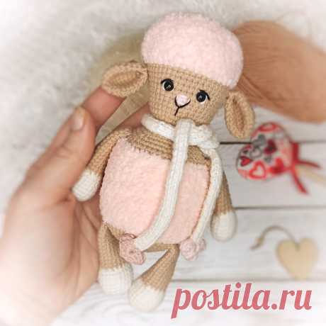 PDF Влюблённая Нэнси крючком. FREE crochet pattern; Аmigurumi animal patterns. Амигуруми схемы и описания на русском. Вязаные игрушки и поделки своими руками #amimore - овечка из плюшевой пряжи, плюшевая овца, баран.