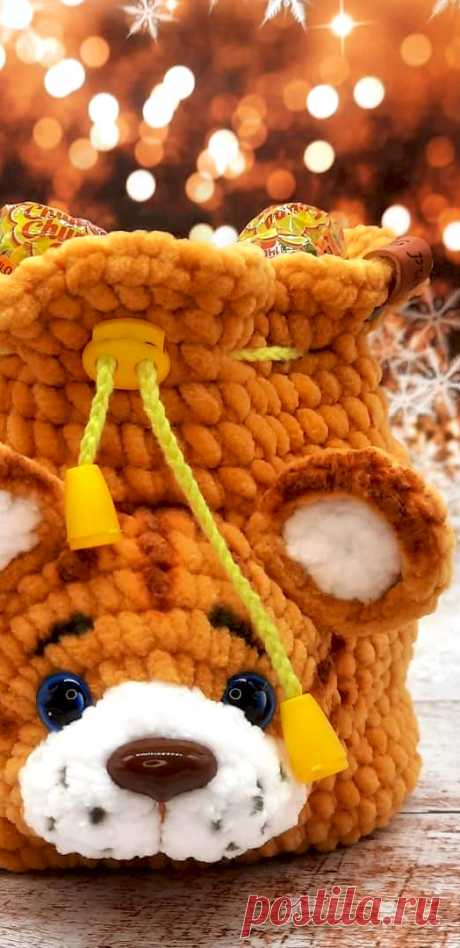 PDF Новогодний Мешочек крючком. FREE crochet pattern; Аmigurumi toy patterns. Амигуруми схемы и описания на русском. Вязаные игрушки и поделки своими руками #amimore - плюшевый мешочек в виде тигра, упаковка для подарка к Новому году, новогодний мешочек из плюшевой пряжи.