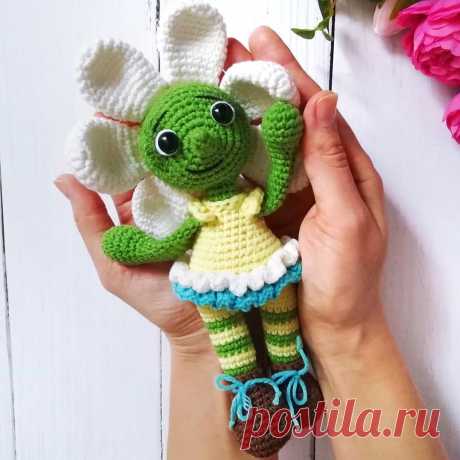 PDF Куколка Ромася крючком. FREE crochet pattern; Аmigurumi doll patterns. Амигуруми схемы и описания на русском. Вязаные игрушки и поделки своими руками #amimore - кукла, куколка, цветок, цветочек. ромашка.