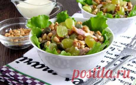 Куриный салат с виноградом и кедровыми орешками | Кулинарные рецепты от «Едим дома!»