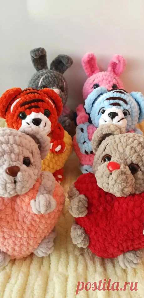 PDF Валентинки крючком. FREE crochet pattern; Аmigurumi animal patterns. Амигуруми схемы и описания на русском. Вязаные игрушки и поделки своими руками #amimore - плюшевые зверята ко дню Всех Влюблённых, маленькие зверюшки с сердечком к 14 февраля, заяц, тигр и мишка.