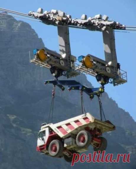 Подъем крупной техники на стройплощадку в Альпах.
#Техника_24