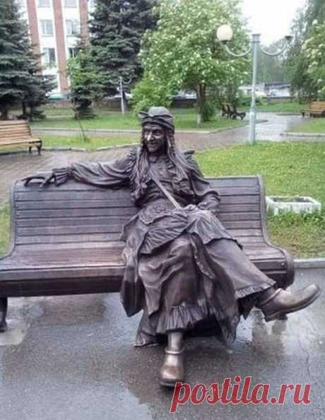 Памятник Бабе-Яге в Челябинске / Facebook