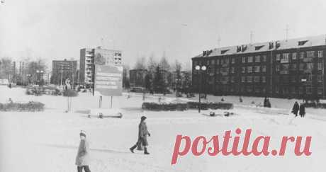 Старый Солнечногорск  Центр города- вид с площади на шоссе примерно 1983г.
Евгений Крупчатников