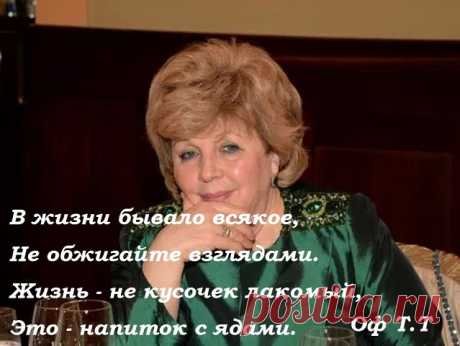 ...Сегодня кто-то продавал на перекрестке счастье.
Оно лежало средь крючков и старых ярких платьев,
среди усталых пыльных книг, средь кисточек и мела.
Оно лежало и на всех неверяще смотрело....