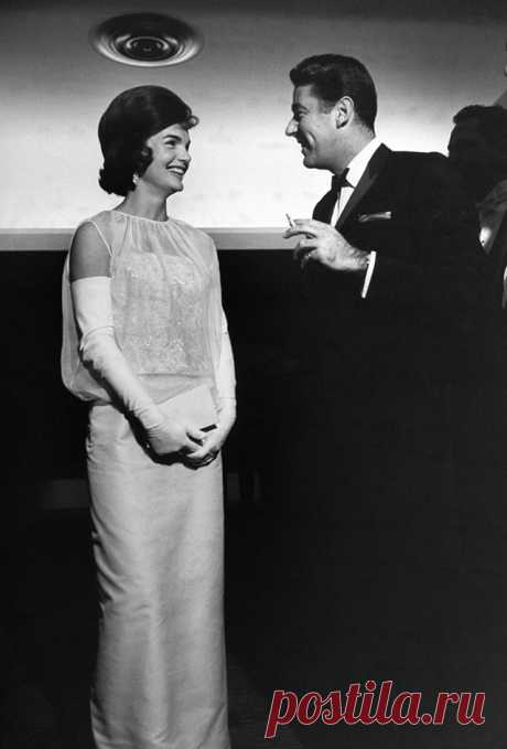 027-jackie-kennedy-theredlist.jpg (640×945)