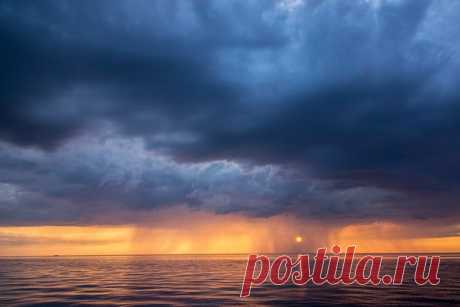 Закат на Ладожском озере. Автор фото — Анна Кравченко: nat-geo.ru/photo/user/301353/ Добрых снов.