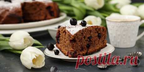 Шоколадный пирог с чёрной смородиной: рецепт - Лайфхакер
