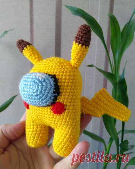 PDF Among Us Пикачу крючком. FREE crochet pattern; Аmigurumi toy patterns. Амигуруми схемы и описания на русском. Вязаные игрушки и поделки своими руками #amimore - персонаж из игры Among Us в костюме покемона Пикачу, Амонг Ас, маленький космонавт, астронавт, брелок.