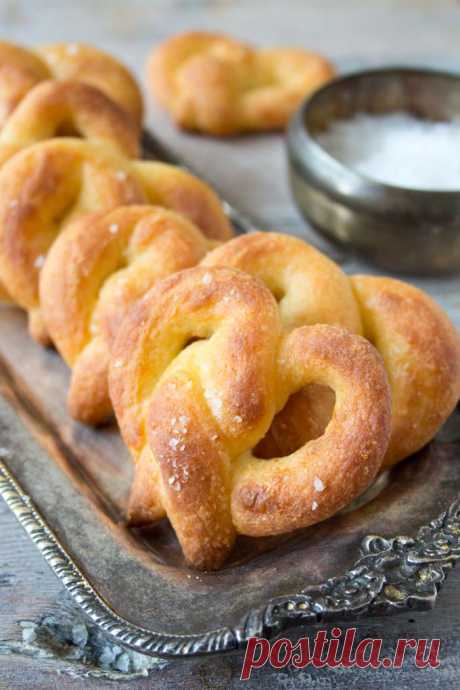 Soft And Chewy Keto Pretzels Soft and chewy: these Keto pretzels take snacking to the next level. All the taste of pretzels without the carbs - thanks to a bit of mozzarella magic!