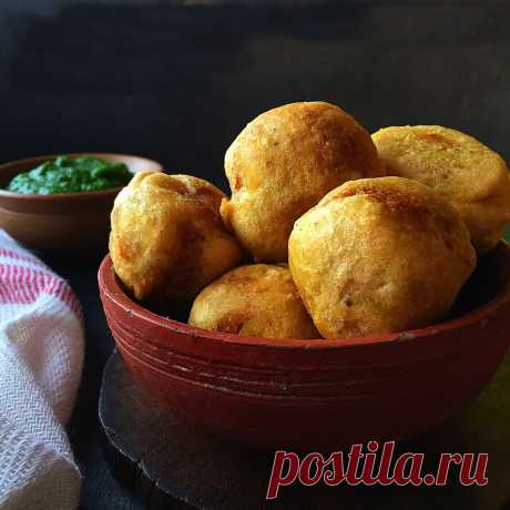 Алу Дал Пакора - Пакоры (Pakoras) - популярные закуски для чая в Индии. В Южной Индии они называются "Bonda". Есть множество их разновидностей. В этом рецепте тесто из замоченного мунг дала используют в качестве внешнего покрытия для подготовленной картофельной начинки.