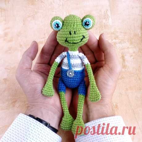 PDF Лягушка Элис крючком. FREE crochet pattern; Аmigurumi animal patterns. Амигуруми схемы и описания на русском. Вязаные игрушки и поделки своими руками #amimore - Лягушка, лягушонок.