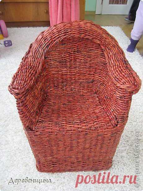 Плетеное кресло из газетных трубочек.
