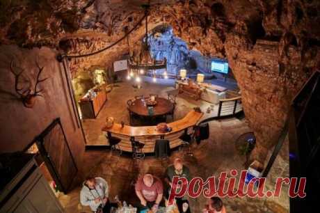 Beckham Creek Cave Lodge: пещера со всеми удобствами Уютная пещера Beckham Creek Cave Lodge со всеми удобствами вмещает 8 человек, а также водопад и вертолётную площадку. Это красивое и спокойное место привлекает туристов не только штата Арканзас, но и ...