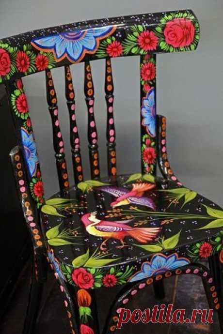 Яркие и красочные стулья