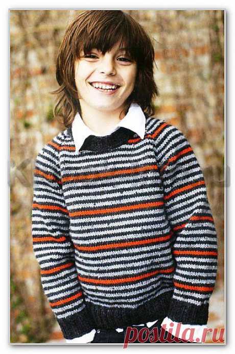 Вязание спицами. Фотогалерея детских моделей. Пуловер-реглан в трехцветную тонкую полоску, для мальчика. Возраст: на 4, 6, 8, 10 лет
