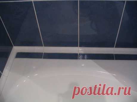 В месте соприкосновения ванны со стеной часто образуется плесень или потемнения.