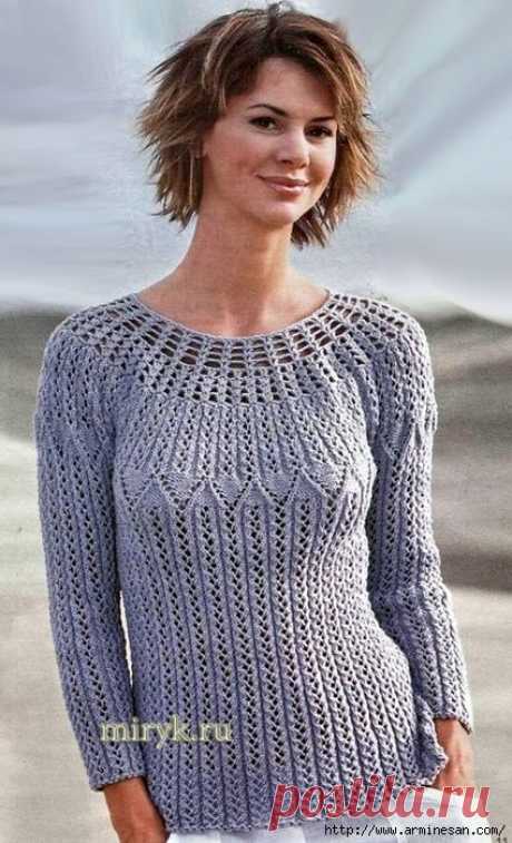 Женственный сиреневый пуловер с круглой кокеткой