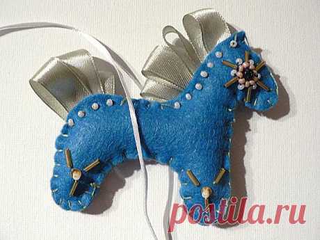 Новогодняя игрушка из фетра - лошадка - Ярмарка Мастеров - ручная работа, handmade