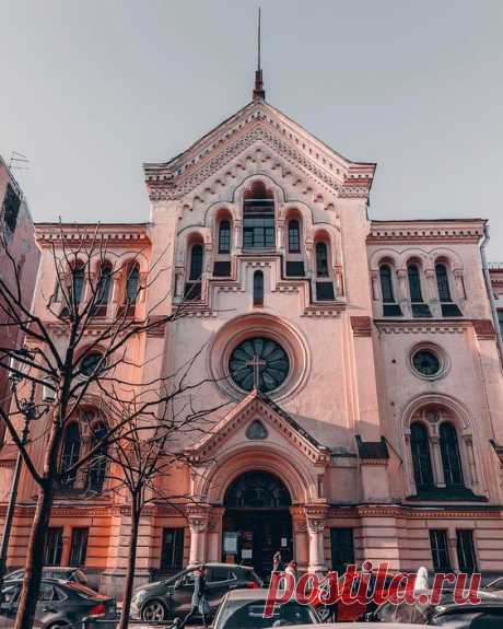 Evangelical Lutheran Church of Saint Katarina,St.Petersburg. Шведская церковь Святой Екатерины - здание в псевдороманском стиле, в котором располагается евангелическо-лютеранский приход ЕЛКРАС.   |   Pinterest