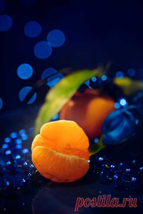 Новогодняя тема - мандарины. :: Анастасия Кононенко – Социальная сеть ФотоКто Tangerines on a dark blue background - New Year.