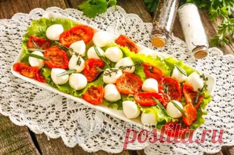 Салат с вялеными помидорами и моцареллой — рецепт с фото пошагово