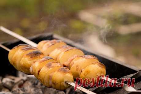 Запечённая картошка с грудинкой на мангале | Простые кулинарные рецепты с фотографиями