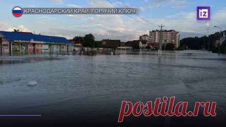 6-7-21-Паводок стал причиной эвакуации более 100 человек в городе Горячий Ключ Более 100 человек эвакуировали в Горячем Ключе из-за паводка. В городе подтоплено несколько десятков жилых домов. Пункты временного размещения открыли на территории школ, сообщает телеканал «Известия». За минувшие сутки в городе выпал 81 мм осадков. Уровень воды в местной реке Псекупс поднимался до 6 м. В городе действует режим ЧС из-за подтоплений. Жертв и пострадавших в Горячем Ключе из-за паводка нет.