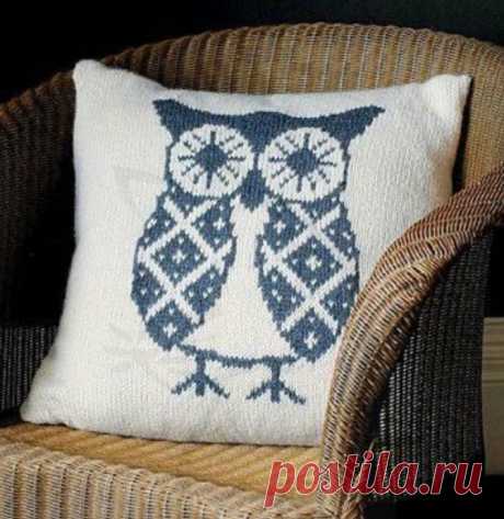 Вязаная наволочка для подушки украшена большим рисунком совы