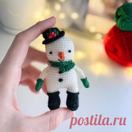 PDF Снеговик крючком. FREE crochet pattern; Аmigurumi toy patterns. Амигуруми схемы и описания на русском. Вязаные игрушки и поделки своими руками #amimore - маленький снеговик к Новому году, снеговичок в шляпе и с шарфом.