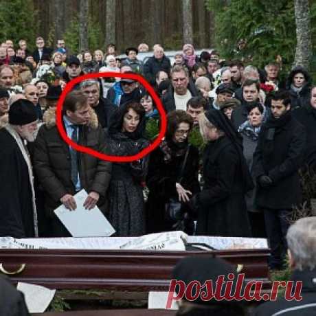Les journalistes ont pâli quand ils ont vu ce qui se passait à l'enterrement de Zadornov - Directadvert