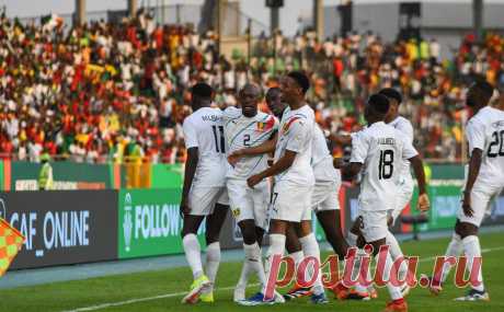 Футболисты устроили забастовку на Кубке Африки из-за невыплаты бонусов. Игроки сборной Гвинеи пропустили занятие из-за того, что не получили бонусы за выход в плей-офф турнира, которые составляют по $10 тыс. на человека. Команду 28 января ждет матч 1/8 финала