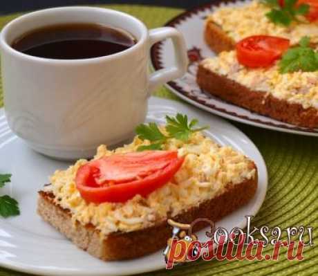 Бутерброды с печенью трески, яйцом и плавленым сыром фото рецепт приготовления