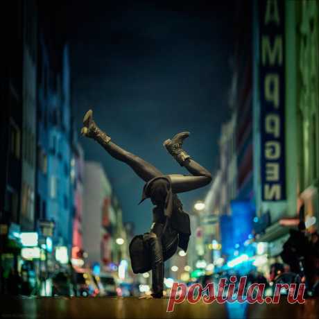 Уличный танцор в огнях ночного города.