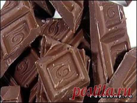 Горький черный шоколад.
 
Молочные плитки, может быть, и вкуснее, но черные полезней. Настоящий горький шоколад, что на 60-70% состоит из тертых какао-бобов, улучшает кровообращение и пищеварение, поднимает настроение, нормализует давление, облегчает течение ПМС у женщин и даже лечит простуду. А еще благородный продукт из какао-бобов уменьшает вероятность развития многих недугов, в том числе и таких опасных, как рак, атеросклероз и сахарный диабет.