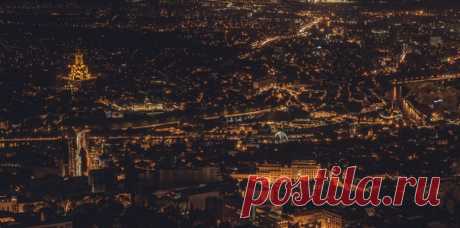 Панорама ночного Тбилиси. Автор фото – Максим Концевой: nat-geo.ru/community/user/183557/. Доброй ночи.