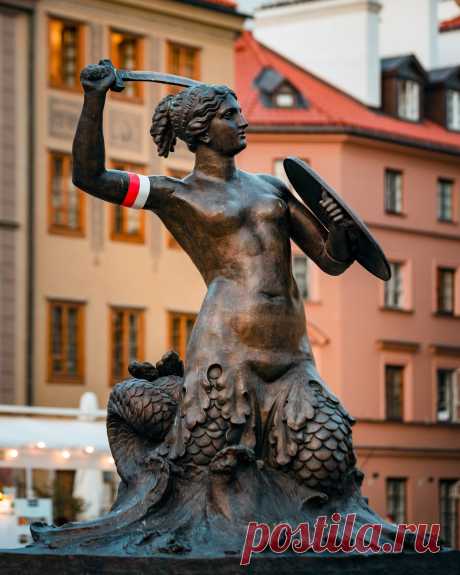 Одна из самых известных статуй русалок - это скульптура на Староместской площади Варшавы.