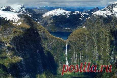 Самый зрелищный водопад Новой Зеландии великолепный 580 метровый водопад Сазерленд. Он расположен в глубине диких и красивых фьордов национального парка Фьордленд (Fiordland National Park).Свое название – Сазерленд, водопад получил в память о первопроходце острова.
Водопад является чарующим и захватывающим дух чудом природы. Мощный рев, который он издает из-за потоков воды, срывающихся вниз с Южных Альп, туристы могут услышать, находясь на большом расстоянии от него.